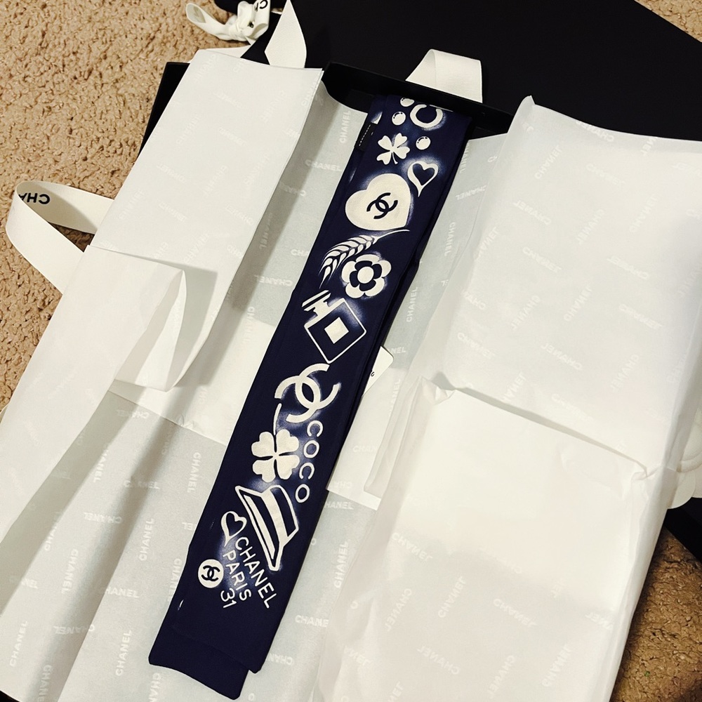 💕SOLD- CHANEL CC Silk Bandeau Navy/Ivory